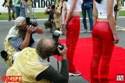 Gird Girls beim Formel 1 GP Spanien 2002 Photo: Thomas Melzer Tel&Fax: +49 (0)75852679 Mobil: +49 (0) 1717076883 Mobil: +49 (0) 1716379711 www.motorsportpressebild.com Schiessstattstr. 8 88356 Ostrach Germany
