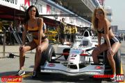 Fotomodelle bei BAR Formel 1 GP Spanien 2002 Photo: Thomas Melzer Tel&Fax: +49 (0)75852679 Mobil: +49 (0) 1717076883 Mobil: +49 (0) 1716379711 www.motorsportpressebild.com Schiessstattstr. 8 88356 Ostrach Germany