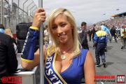 Grid Girl beim Formel 1 GP Melbourne/Australien 2005 Photo: Thomas Melzer Tel&Fax: +49 (0)75852679 Mobil: +49 (0) 1717076883 Mobil: +49 (0) 1716379711 www.motorsportpressebild.com Schiessstattstr. 8 88356 Ostrach Germany