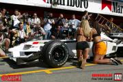 Girls bei BAR Honda beim Formel 1 GP Spanien 2002 Photo: Thomas Melzer Tel&Fax: +49 (0)75852679 Mobil: +49 (0) 1717076883 Mobil: +49 (0) 1716379711 www.motorsportpressebild.com Schiessstattstr. 8 88356 Ostrach Germany