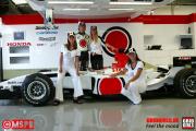 Jenson Button mit Werbegirls in der BAR Honda Box Formel 1 GP England 2003 Photo: Thomas Melzer Tel&Fax: +49 (0)75852679 Mobil: +49 (0) 1717076883 Mobil: +49 (0) 1716379711 www.motorsportpressebild.com Schiessstattstr. 8 88356 Ostrach Germany