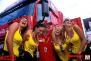 Girls mit Eddie Irvine beim Formel 1 GP Ungarn 1999 Photo: Thomas Melzer Tel&Fax: +49 (0)75852679 Mobil: +49 (0) 1717076883 Mobil: +49 (0) 1716379711 www.motorsportpressebild.com Schiessstattstr. 8 88356 Ostrach Germany