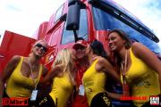 Girls mit Eddie Irvine beim Formel 1 GP Ungarn 1999 Photo: Thomas Melzer Tel&Fax: +49 (0)75852679 Mobil: +49 (0) 1717076883 Mobil: +49 (0) 1716379711 www.motorsportpressebild.com Schiessstattstr. 8 88356 Ostrach Germany