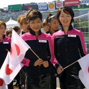 Grid Girls beim Formel 1 GP Japan 2001 Photo: Thomas Melzer Tel&Fax: +49 (0)75852679 Mobil: +49 (0) 1717076883 Mobil: +49 (0) 1716379711 www.motorsportpressebild.com Schiessstattstr. 8 88356 Ostrach Germany