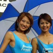 Girls beim Formel 1 GP Japan 2001 Photo: Thomas Melzer Tel&Fax: +49 (0)75852679 Mobil: +49 (0) 1717076883 Mobil: +49 (0) 1716379711 www.motorsportpressebild.com Schiessstattstr. 8 88356 Ostrach Germany